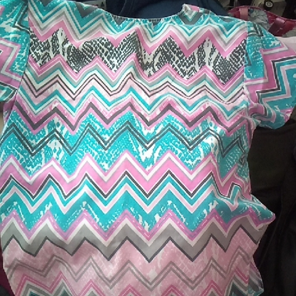 Colorful Chevron Patterned Top - Picture 5 of 5